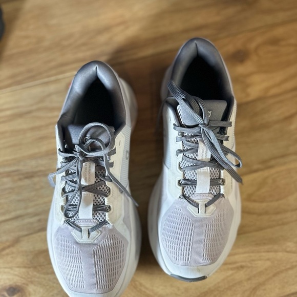 On Running Cloudstratus Light Gray Sneakers - Picture 6 of 15